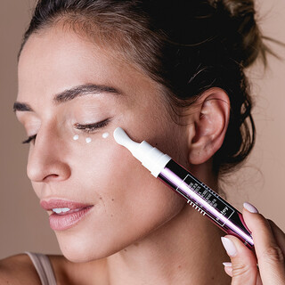 FLUIDE CONTOUR YEUX A LA ROSE NOIRE