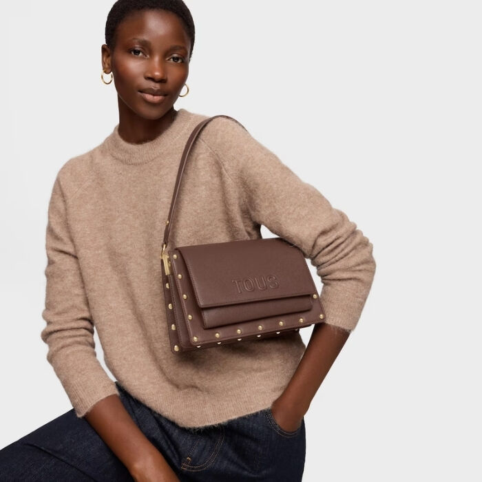 Bandolera Mediana Audree Studs Marr&oacute;n   1